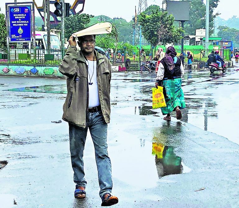 Rourkela News: रिमझिम बारिश व सर्द हवा से जन-जीवन अस्त-व्यस्त, कनकनी बढ़ी