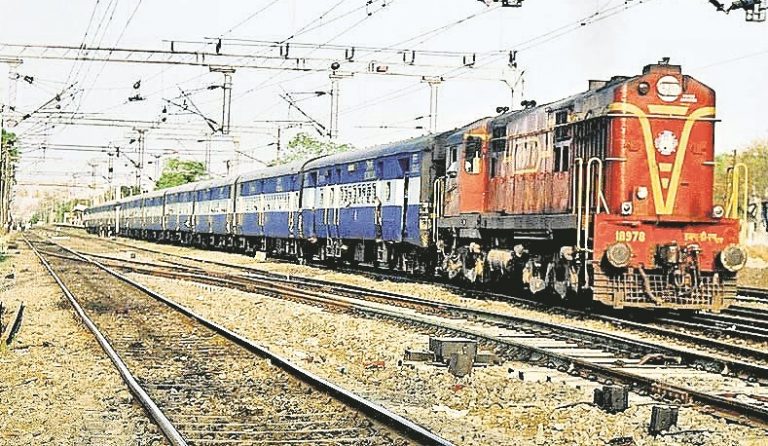 DHANBAD NEWS : ट्रेन में यात्रियों को साफ सुथरा मिलेगा लिनेन सेट, हर 15 दिन में होगी कंबलों की धुलाई