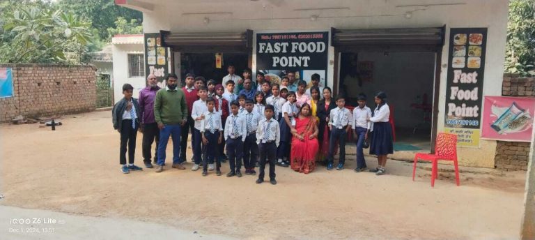 शैक्षणिक भ्रमण पर मैक्लुस्कीगंज पहुंचा छात्रों का दल