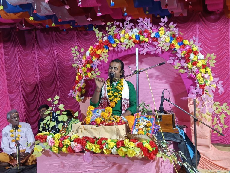 Jamtara News: पवित्र व नि:स्वार्थ संबंध का संदेश देती है कृष्ण-सुदामा की मित्रता: मुकुंद दास