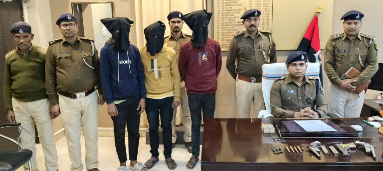कुख्यात अपराधी दो साथियों के साथ गिरफ्तार