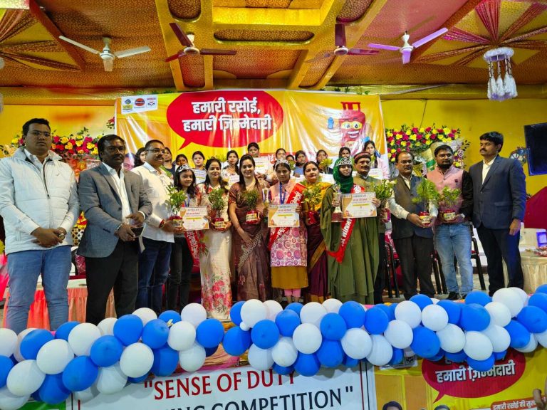 पाक कला प्रतियोगिता में महिलाओं ने बनाया लजीज व्यंजन