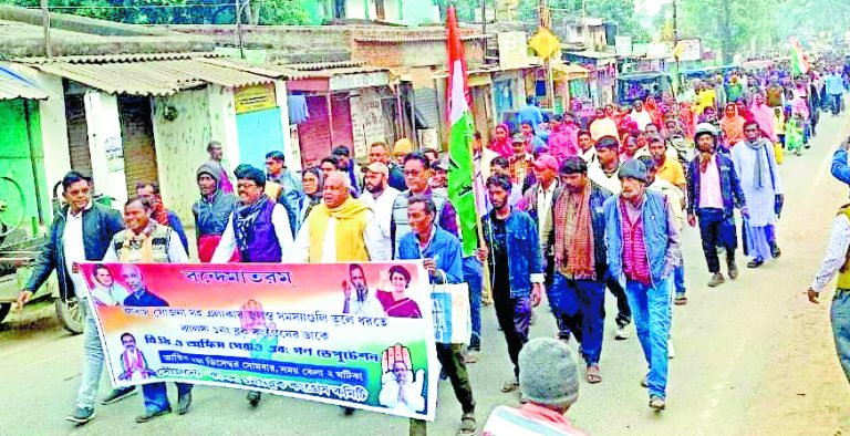 विभिन्न मांगों को लेकर जिला कांग्रेस के कार्यकर्ताओं का प्रदर्शन