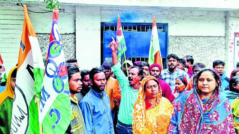 दुर्गापुर : ग्रेफाइट प्लांट में नियुक्ति की मांग को लेकर स्थानीय युवकों ने किया प्रदर्शन