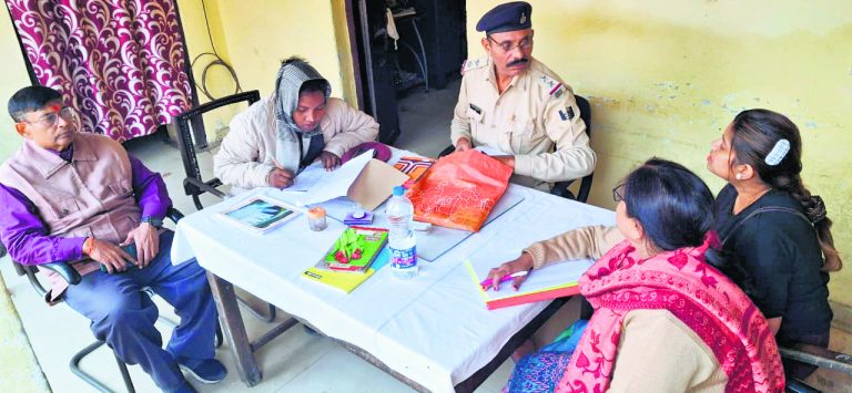 saran news : चोरों ने ट्रेन में सिगरेट से फैलाया नशीला धुआं और लूट लिया लाखों रुपये का सामान