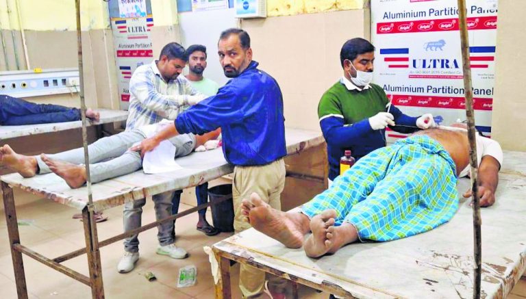 saran news : गाड़ी हटाने के विवाद में बाप-बेटे को घोंपा चाकू, पटना रेफर