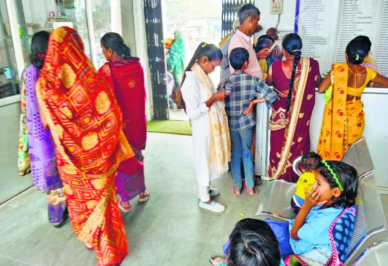 saran news : सोनपुर मेले से लौट रही कार खाई में गिरी, दो की मौत, तीन जख्मी