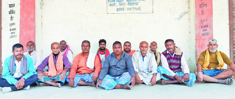 विभिन्न मांगों को लेकर मजदूरों ने किया हड़ताल