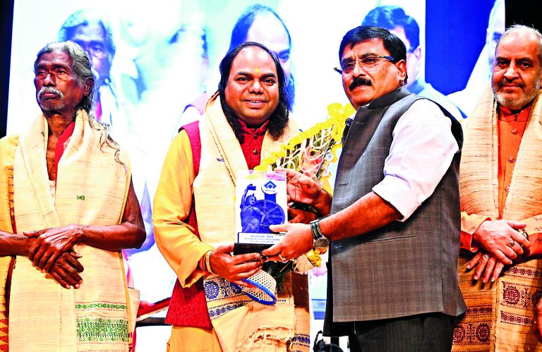 Rourkela News: हास्य, व्यंग्य और गंभीर मुद्दों की कविताओं के अद्भुत मेल से शहरवासी हुए मंत्रमुग्ध