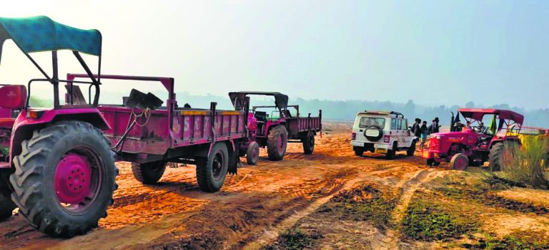 Rourkela News: बिना ट्रांजिट परमिट अवैध बालू परिवहन में लगे 13 वाहन जब्त