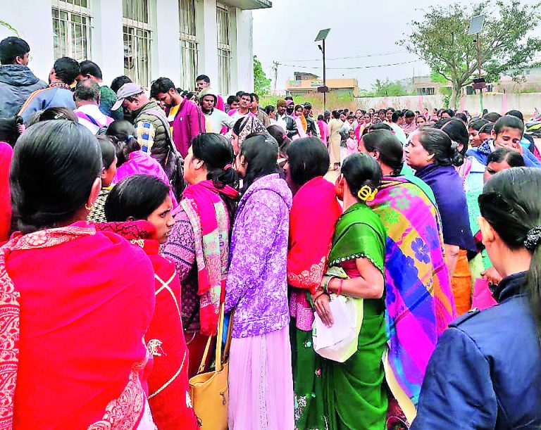 Maiya Samman Yojana: मंईयां सम्मान के लिए लग रही लंबी लाइन