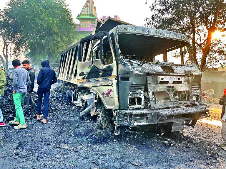 Balumath crime news : बालूमाथ में अपराधियों ने कोयला ढुलाई में लगे दो हाइवा फूंके, फायरिंग की