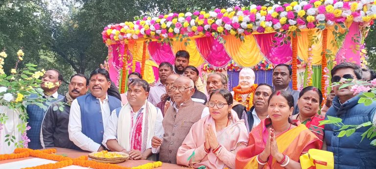 Dhanbad news : बिनोद बाबू के पुत्र की प्रतिमा बलियापुर में लगी