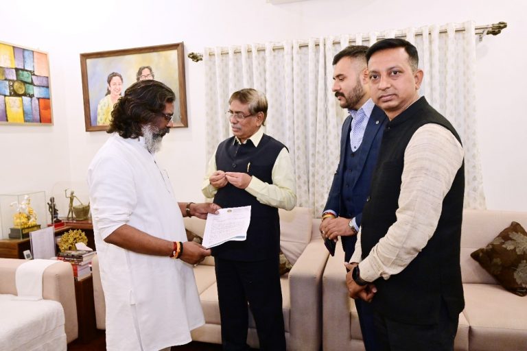 CUJ News : सीएम से मिले सीयूजे के वीसी, कहा : विवि को दी गयी जमीन पर माफिया का हो रहा है कब्जा