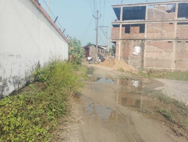 निकास के अभाव में सड़क पर गिर रहा पारा मेडिकल प्रशिक्षण केंद्र का गंदा पानी