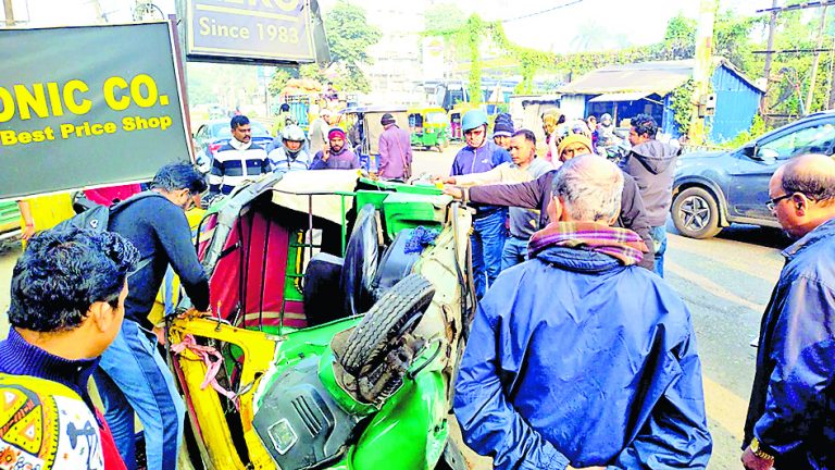 ट्रक-ऑटो में टक्कर, एक की मौत, एक घायल