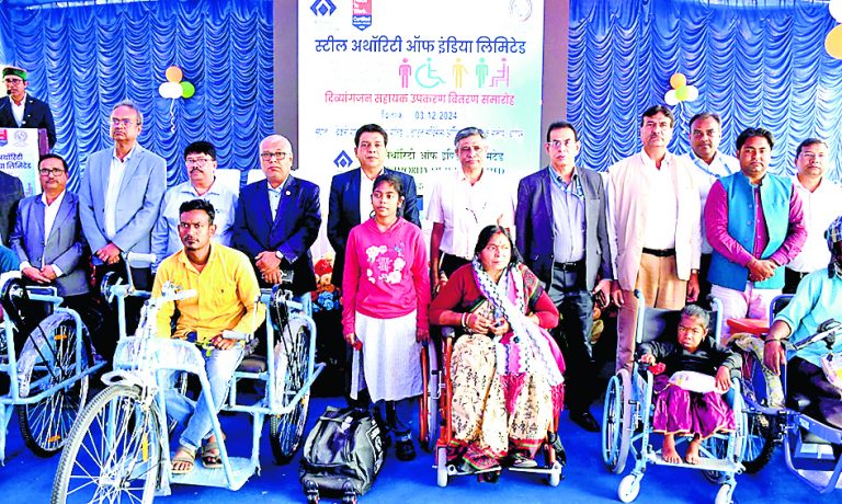 दिव्यांगजनों व वरिष्ठ नागरिकों को दिये सहायक उपकरण