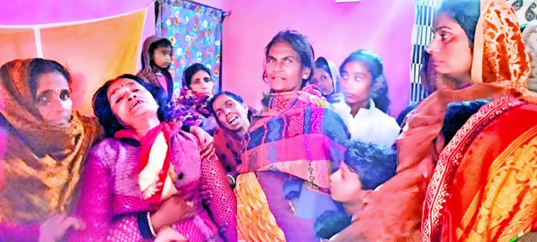gopalganj news : शादी समारोह से लौट रहे चौकीदार की चाकू घोंपकर हत्या, बाइक व मोबाइल की लूट
