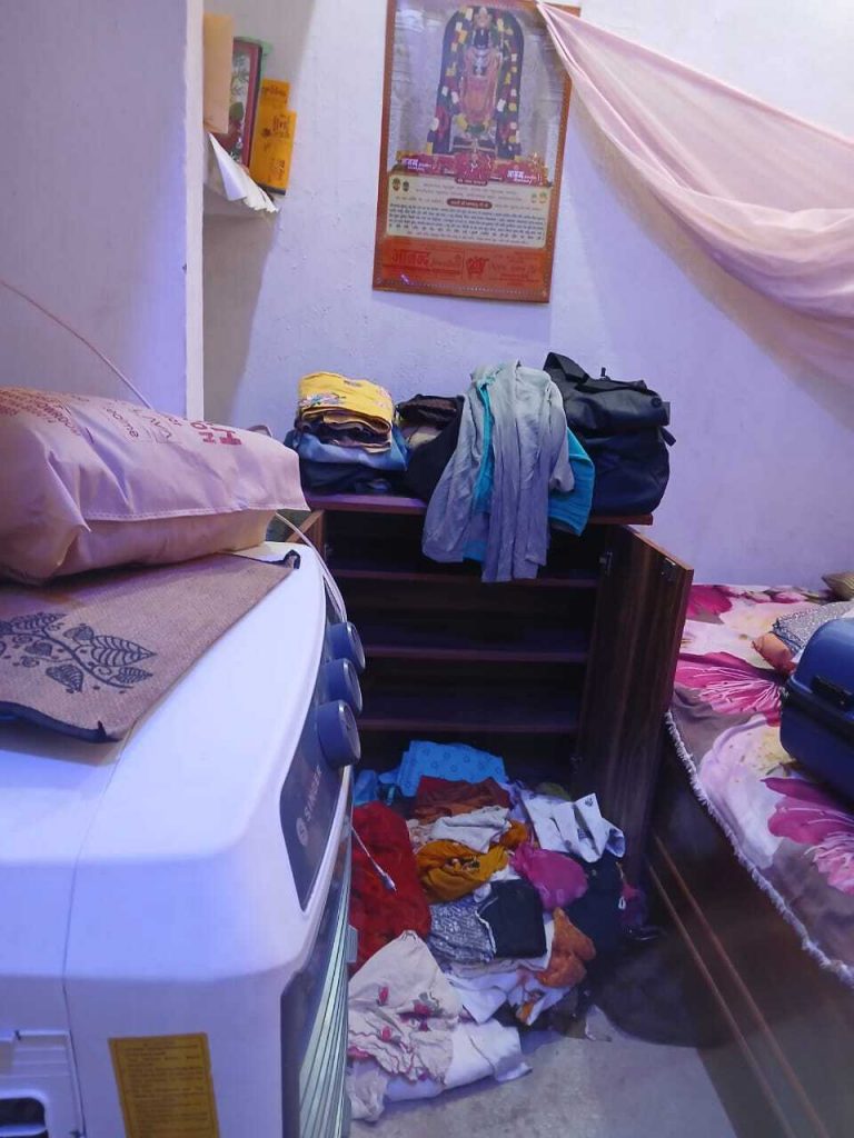 बंद मकान का ताला तोड़ उड़ायी सात लाख की संपत्ति