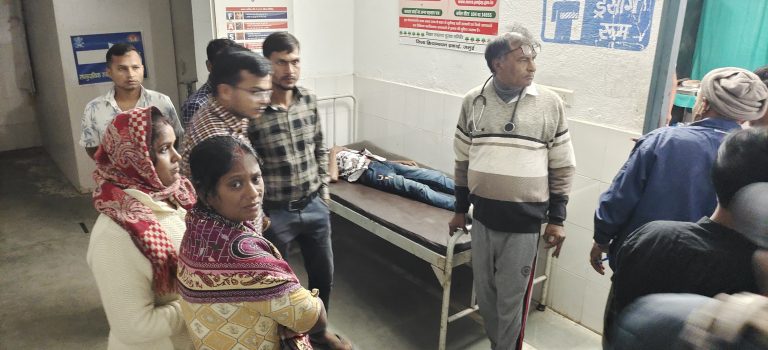 बस की ठोकर से बाइक सवार दंपती समेत तीन घायल, बच्ची की मौत