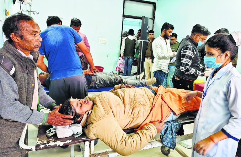 कार ने वन विभाग के दारोगा समेत दो को मारी टक्कर