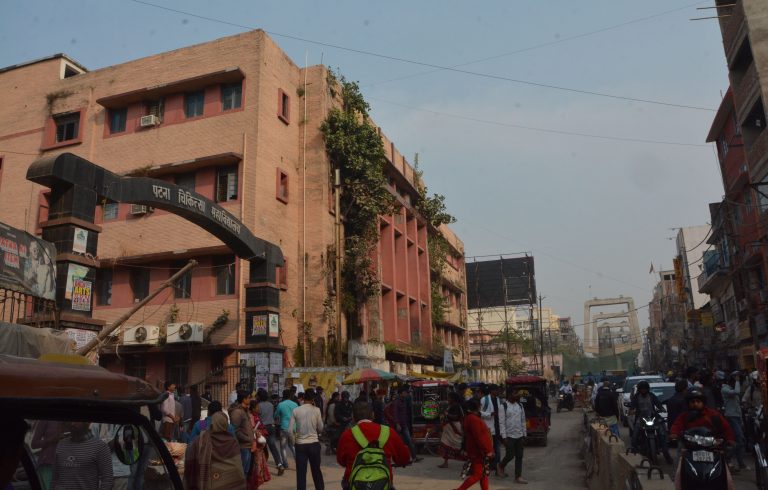 Patna News :पैसे लेकर चतुर्थवर्गीय कर्मियों की जन्मतिथि बदली, पांच लिपिकों पर प्राथमिकी