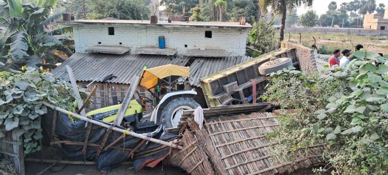 सड़क किनारे मकान पर पलट गया बालू लोड ट्रैक्टर, दो जख्मी