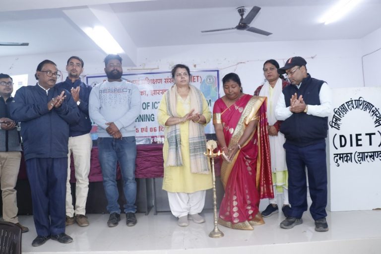 शिक्षकों को दी गयी आइसीटी लैब के उपयोग  की जानकारी