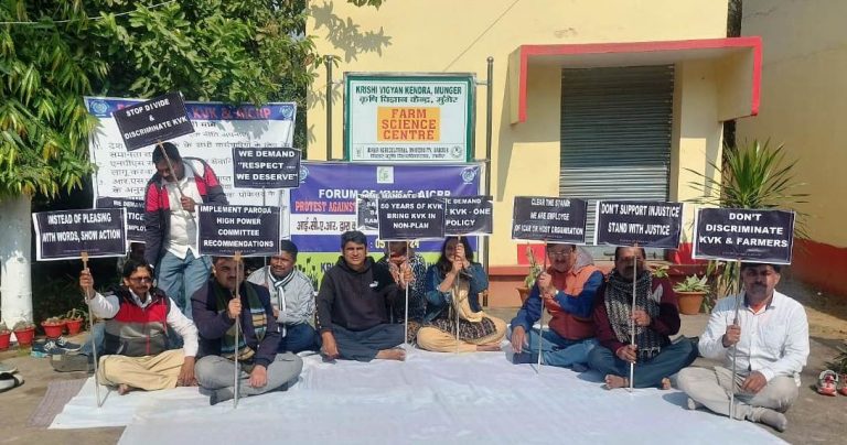 कलम बंद हड़ताल पर रहे कृषि विज्ञान केंद्र के वैज्ञानिक व कर्मचारी