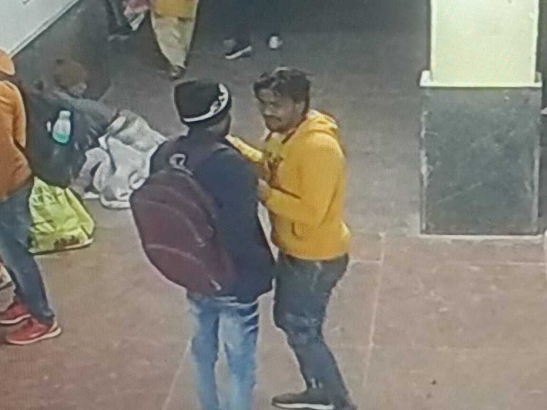 जननायक एक्सप्रेस ट्रेन की नहीं खुली बोगियां, यात्रियों ने किया हंगामा और तोड़फोड़