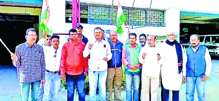 स्कूल के टाइम पर भारी वाहनों के परिचालन पर रोक लगाने के लिए डीएम को ज्ञापन