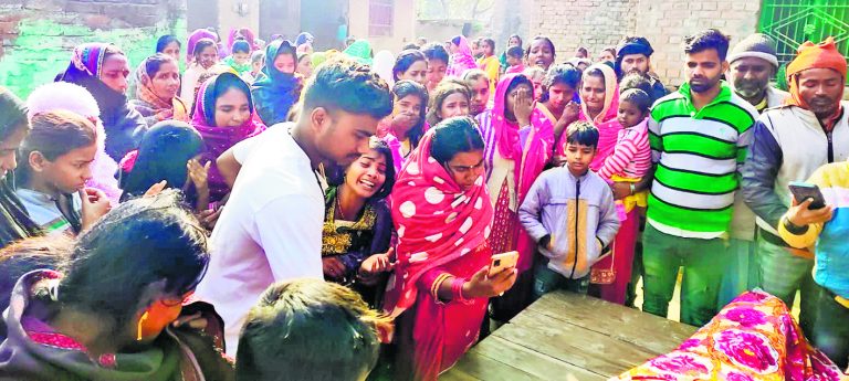 Siwan News : जगदीशपुर में पेड़ से लटका मिला युवक का शव, हत्या का आरोप
