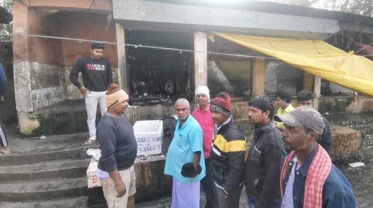 मानगो: तीन दुकान में लगी आग, रुपये समेत मछली भी जले