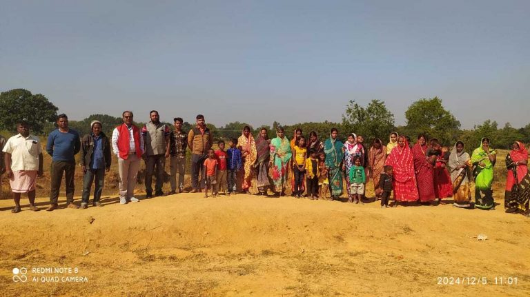 Giridih News: आवाजाही के पुराने रास्ते पर वन विभाग के खोद डाली पिट, ग्रामीणों में रोष