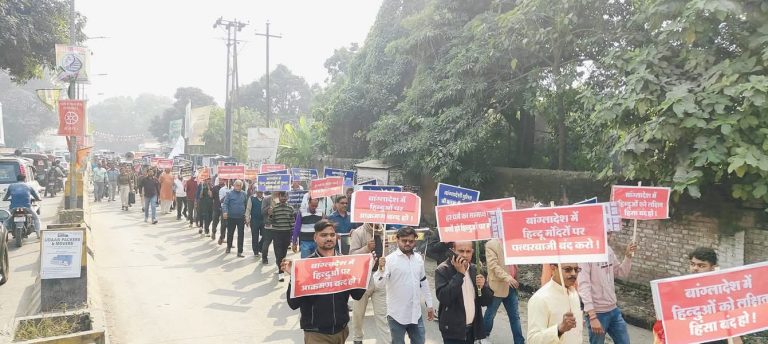 Katihar news : बांग्लादेश में हिंदुओं पर हो रहे अत्याचार व मंदिरों में हो रहे हमले के विरोध में निकाला जुलूस