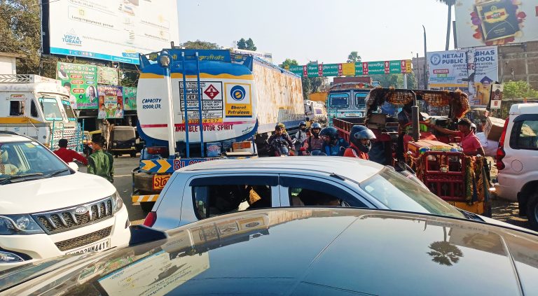 20 घंटे रहा जाम, आरा-बबुरा रोड में 12 किमी तक खड़े रहे वाहन