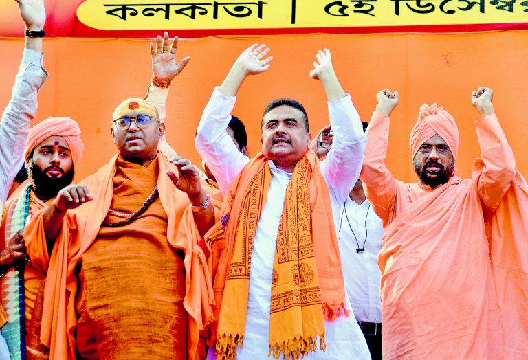 बांग्लादेश में हिंदुओं पर अत्याचार के खिलाफ सनातनी एकता मंच का प्रदर्शन, बड़ी संख्या में जुटे साधु-संत