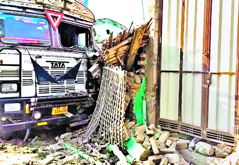 hajipur news. अनियंत्रित होकर घर में घुसा सीमेंट लोड ट्रक
