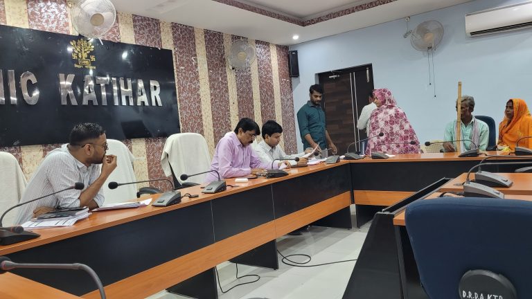 जनता दरबार में लोगों की समस्याओं से रूबरू हुए अपर समाहर्ता