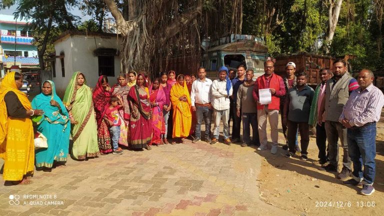 Giridih News :डीएफओ से मिलकर रास्ता छोड़ने की मांग