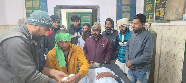 एंबुलेंस की ठोकर से तीन जख्मी, दो रेफर
