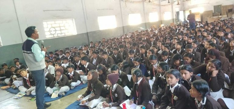 बच्चों की मदद के लिए 24 घंटे काम करते हैं हेल्प लाइन नंबर