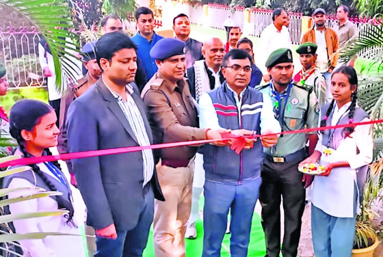 Buxar News: पढ़ाई के साथ अनुशासन जरूरी है : डीइओ