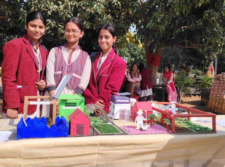 Deoghar News : प्रदर्शनी में बच्चों ने दिखायी वैज्ञानिक प्रतिभा, लगाये गये 150 मॉडल