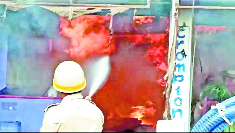 दो दुकानों में लगी आग लाखों का हुआ नुकसान