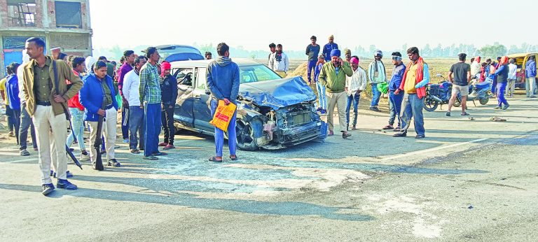 स्कूल वैन से टकरा कार के परखचे उड़े, बच्चा गंभीर