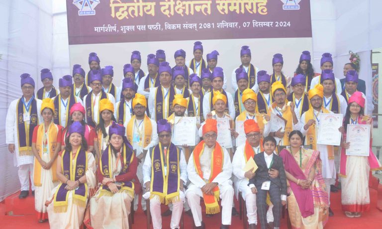 उपराष्ट्रपति के हाथों गोल्ड मेडल पाने से खिल उठे छात्र-छात्राओं के चेहरे