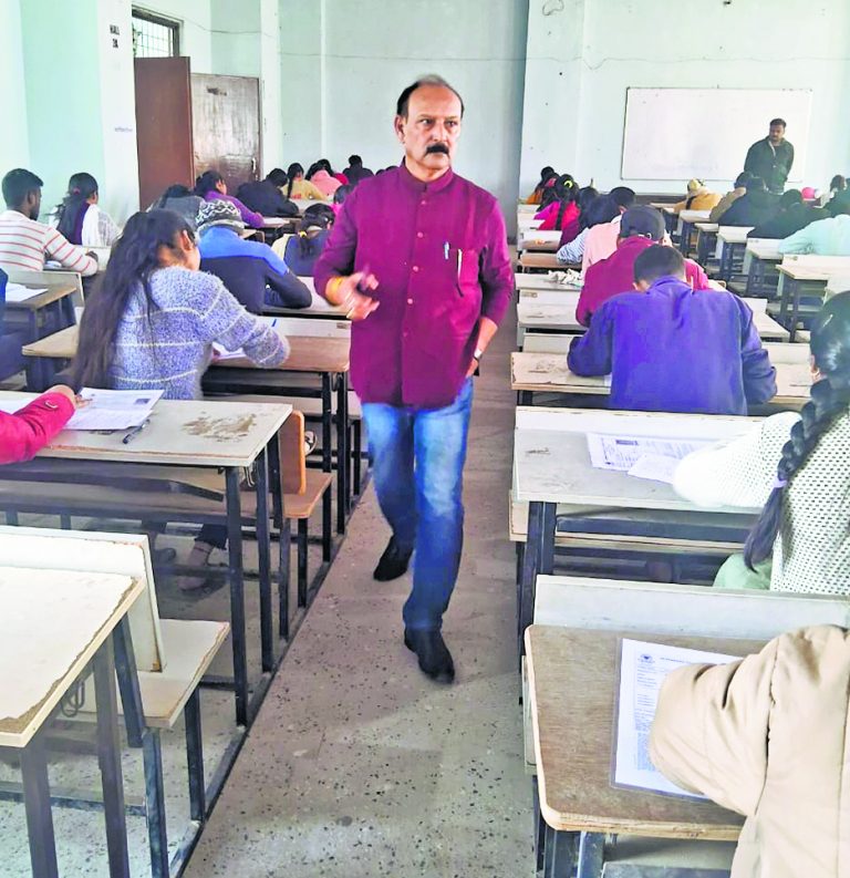 Chhapra News : पहले दिन 11 केंद्रों पर ऑनर्स के 10 विषयों के पेपर थ्री की हुई परीक्षा