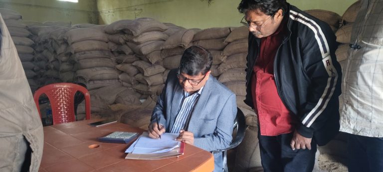 Giridih News :एसडीओ ने की जेएसएफसी गोदाम की जांच