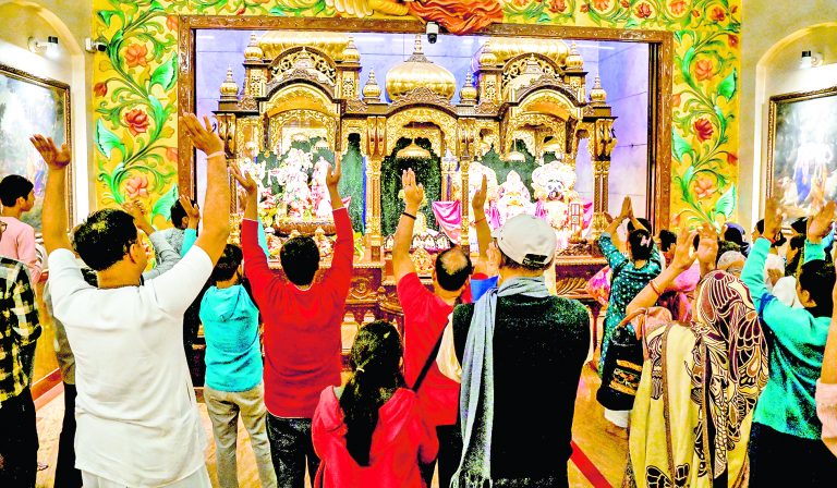 ढाका के दो इस्कॉन मंदिरों में उपद्रवियों ने लगायी आग